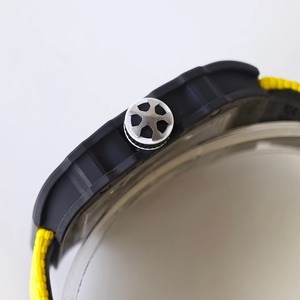 Reloj mecánico personalizado de alta calidad con movimiento Vacheron Constantin, esqueleto de carbono blanco y detalles amarillos. - Product Image 4