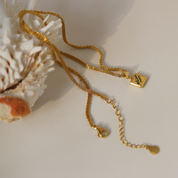 Bijouterie personnalisée Collier avec lettres en acier inoxydable plaqué or Chaîne maillée Pendentif carré Bijoux de mode Colliers pour femmes