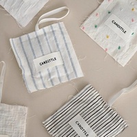 Sachet parfumé carré en coton fait main avec boucle de suspension pour désodoriser la voiture et le placard