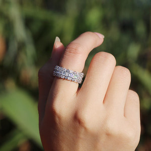 Bague de luxe à quatre griffes pavées pour hommes et femmes, bijou de doigt élégant et tendance - Product Image 2