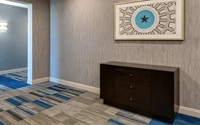 Meubles d'hôtel haut de gamme Home2 Suites by Hilton, canapé, table, ottoman pour projets hôteliers