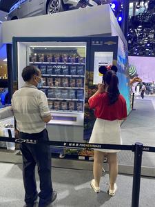 Distributeur automatique de batteries externes et d'accessoires mobiles Weimi avec élévateur et fentes à poussée directe pour centres commerciaux - Product Image 5