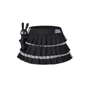 Jupe en coton noir à silhouette superposée avec logo brodé en 3D, bordure en dentelle et breloque lapin en jean - Product Image 1