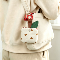 Nieuwe stoffen tas met hartprint Oortelefoonornament Anti-verlies drukknoopsluiting Draagbare AirPods-opbergtas Leuke creatieve fruithanger