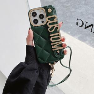 Custodia per telefono in pelle di lusso personalizzabile per <span class=keywords><strong>iPhone</strong></span> 13/12/11pro Max lettera a righe d'oro con nome Charm cinturino - Product Image 4