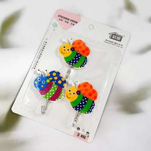 Paquete de 3 ganchos de succión con diseño de dibujos animados para paredes del baño, ropa y otros usos. No requiere perforación. 2 yuanes. - Product Image 3