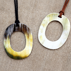 Pendentif en corne de buffle de qualité supérieure, bijoux naturels durables, design artisanal pour les marchés de la mode et les boutiques de détail - Product Image 1