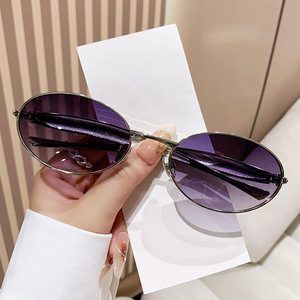 Lunettes de soleil ovales pour femmes, monture en métal, UV400, mode décontractée, bordure complète, petite taille - Product Image 1