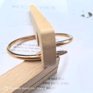 Bracciale a Chiodo Personalizzato in Acciaio Inossidabile Ipoallergenico, Gioielli di Lusso Leggero per Coppie, Stile Europeo e Americano - Product Image 5