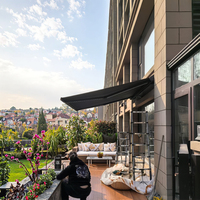 Système de pergola bioclimatique de luxe avec toit à lames en aluminium motorisé rétractable, imperméable, éclairage RVB dimmable