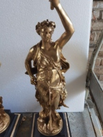 Une paire de chandeliers à 6 bras de style rococo, en laiton ornementé et marbre noir/rouge/vert, avec des statues figurées de la déesse de la Lumière en or 24 carats.