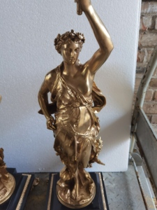 Une paire de chandeliers à 6 bras de style rococo, <span class=keywords><strong>en</strong></span> laiton ornementé et marbre noir/rouge/vert, avec des statues figurées de la déesse de la Lumière <span class=keywords><strong>en</strong></span> or 24 carats. - Product Image 6