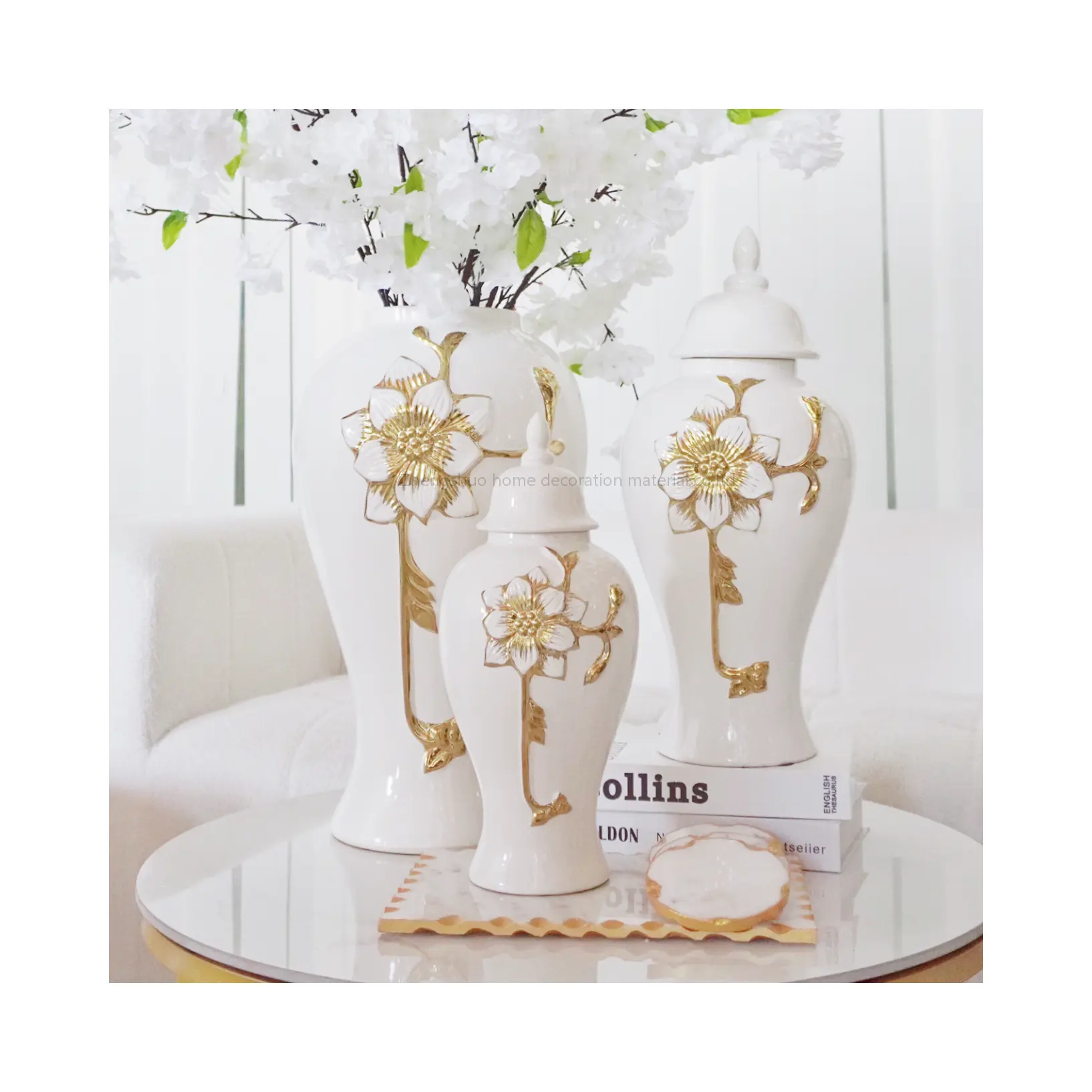 花が付いている白および金の花瓶家の結婚式の床の装飾のためのふたが付いている白いショウガの瓶 (3サイズ)