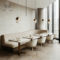 Mobilier de restaurant Ron Group : Banquettes rembourrées, table carrée en marbre, ensemble de chaises personnalisées pour restaurant
