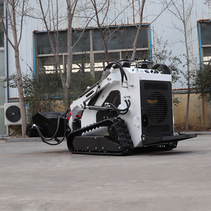 รถตักล้อยางขนาดเล็ก Soamte รุ่น Mini Skid Steer Loader เครื่องยนต์ดีเซล Kubota ได้รับการรับรองมาตรฐาน EPA น้ำหนัก 950 กก. รับประกัน 2 ปี ปั๊มไฮดรอลิก YUKEN กำลัง 15.7 กิโลวัตต์ - Product Image 4