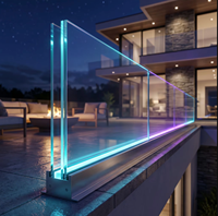 Rampe d'escalier flottante en acier inoxydable avec éclairage LED intégré pour les marches, pour une utilisation dans les appartements de luxe.