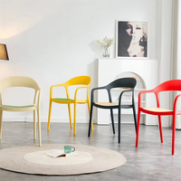 Chaise de salle à manger en plastique PP empilable avec accoudoirs, style nordique, pour l'extérieur, meubles de salon, fauteuil en plastique, vente en gros directe d'usine