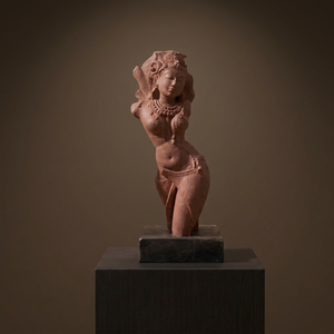 Statue classique de la déesse Salabhanjika – Motif de temple antique du Xe siècle - Product Image 1