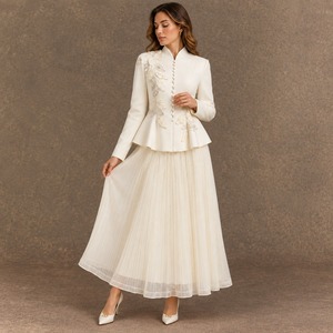 Robe élégante en tissu tissé ivoire style chinois, coupe trapèze, manches longues, col montant et ourlet à volants, respirante, boutonnée, pour occasions formelles - Product Image 1