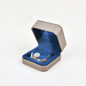 Lujo moderno cuadrado PU grabado personalizado LED regalo cajas de joyería embalaje para collares pulseras pendientes y anillos - Product Image 4