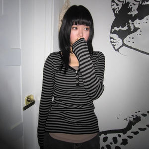 เสื้อครอปแขนยาวคอกลมลายทางเรียบง่ายสไตล์ยุโรป-อเมริกัน ทรงเข้ารูป แฟชั่นลำลอง เสื้อยืดพื้นฐานสำหรับผู้หญิง - Product Image 2