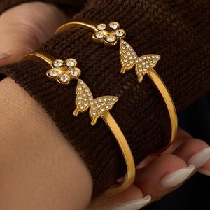 Bracelet ouvert en acier inoxydable plaqué or, étanche, hautement poli, orné de zircons floraux et de papillons, élégant, pour femme, idéal pour les soirées. - Product Image 1