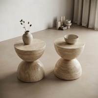 Table basse contemporaine faite à la main en travertin beige naturel, avec plateau rond et base conique solide, pour projet de penthouse