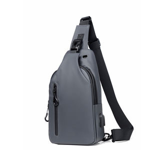Bolsos de Pecho Negros de Moda para Hombre, Bolsos Cruzados Negros Impermeables para Deportes al Aire Libre con Cargador USB - Product Image 6