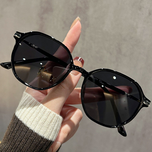 แว่นกันแดดสีน้ำตาลและสีดำสำหรับผู้หญิงรุ่นใหม่ล่าสุด แว่นตาเนื้อสัมผัสคุณภาพสูง ออกแบบมาเป็นพิเศษเพื่อช่วยให้ใบหน้าดูเรียวขึ้น - Product Image 2