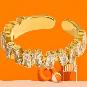 แหวนแต่งงานและหมั้นสำหรับผู้หญิงจาก UM Jewelry ผลิตจากสแตนเลสสตีลชุบแพลตตินั่ม กันน้ำ ไม่หมอง พร้อมประดับด้วยเพชรซิร์คอน ดีไซน์คลาสสิก - Product Image 4