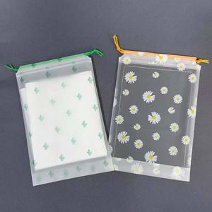 Sac personnalisé réutilisable en tissu givré motif ourson et marguerite, avec emballage anti-poussière, sac à cordon, sac de rangement transparent, sac à chaussures - Product Image 4