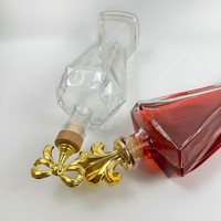 Bouteille à spiritueux en verre de 750 ml à base lourde en cristal facetté, forme unique, avec bouchon couronne doré pour présentation de bar de luxe à domicile