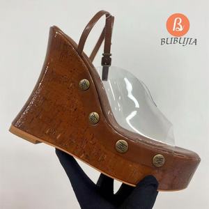 2024 женская обувь на платформе с пряжками женские прозрачные туфли-лодочки из ПВХ на высокой танкетке Босоножки под платье с металлическими заклепками - Product Image 1