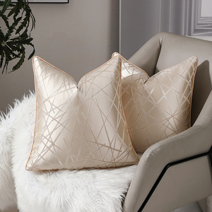 Sarung Bantal Dekoratif Mewah Modern dengan Garis Geometris 18 x 18 Inci - Product Image 1