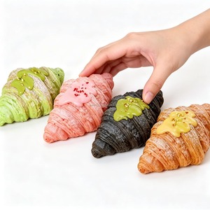 Jouet anti-stress souple en PU en forme de croissant de 16,5 cm, à rebond lent, saveur fromage, matcha noir et fraise - Product Image 1