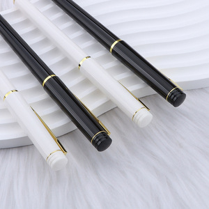 Pluma Estilográfica con Cuerpo de Plástico Negro y Blanco, Punta de Acero Inoxidable de 0.5mm, Artículo de Papelería de Oficina, Regalo Empresarial - Product Image 4