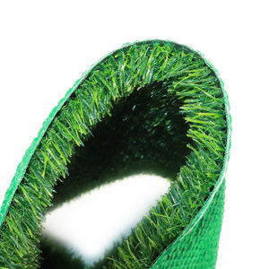 Alfombra de césped artificial de PP de alta calidad de 25mm de 10mm para jardines de patio trasero de 60mm para <span class=keywords><strong>bodas</strong></span>, césped sintético verde - Product Image 4