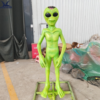 Statues d'extraterrestres verts grandeur nature hautement réalistes avec design de motifs personnalisés pour la décoration de parcs à thème en plein air
