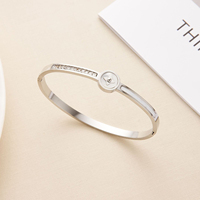 Vente en gros de bijoux en acier inoxydable d'inspiration luxueuse bracelet pour femmes bijoux en plaqué or accessoires cadeaux bracelet non terni