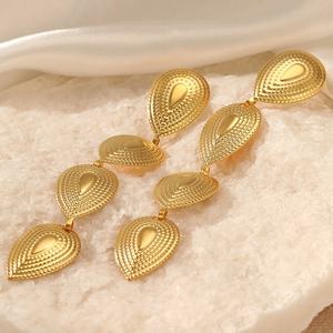 Bijoux de mode tendance unisexe, boucles d'oreilles pendantes en acier inoxydable plaqué or 18 carats en forme de cœur - Product Image 1