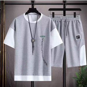Completo Sportivo Casual da Uomo Effetto Due Strati, T-Shirt a Maniche Corte e Pantaloncini Coordinati con Patchwork alla Moda - Product Image 1