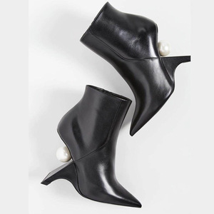 Bottines courtes noires à logo personnalisé pour l'hiver avec talon étrange et perles, chaussures à bout pointu tendance pour femmes - Product Image 1