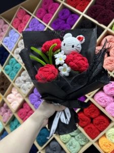 Ramo de <span class=keywords><strong>Papel</strong></span> de Regalo con Diseño de Fresa Tejida a Crochet, Ramos de Flores Hechos a Mano, Ecológicos y Elegantes, Regalo para Graduación o Halloween - Product Image 2