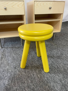 Muebles Disen, reposapiés de madera de caucho redondo moderno, diseño contemporáneo de 3 patas para dormitorio y baño, reposapiés de tamaño pequeño - Product Image 2