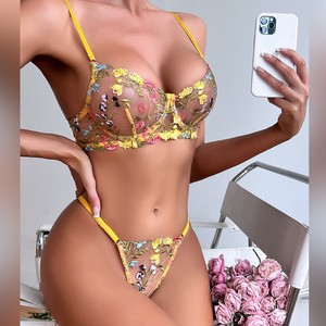 Vente en gros Ensemble de sous-vêtements transparents à fleurs jaunes brodées Nouvel ensemble de lingerie 2 pièces à <span class=keywords><strong>porte</strong></span>-jarretelles de luxe exotique pour femmes - Product Image 3