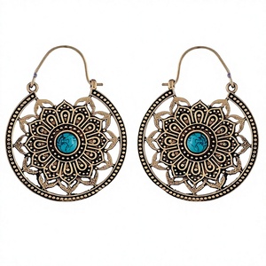 Boucles d'oreilles créoles en laiton style bohème tribal avec pierre turquoise et motif floral pour mariage, fête, fiançailles ou cadeau - Product Image 2