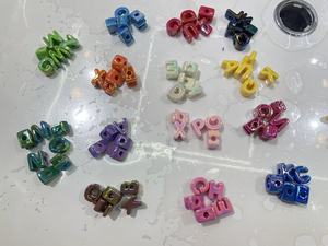 150 Piezas por Bolsa, Cuentas Acrílicas con Letras del Alfabeto, Agujero Grande de 20mm, Color Arcoíris, Recubrimiento UV, para DIY, Correas de Teléfono, Llaveros - Product Image 6