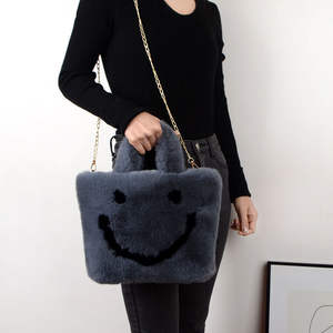 حقائب نسائية مصنوعة من الفرو المخفّم بأرخص سعر متوفرة بأفضل سعر من المصنع وكيل مشتريات للمنتجات - Product Image 4