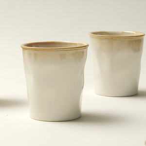 Taza de cerámica hecha a mano con acabado mate y diseño minimalista para uso en hoteles y restaurantes. - Product Image 2