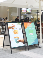 Panneaux publicitaires en aluminium personnalisés YTSF-F10, fabricants de panneaux de signalisation UV, supports d'affiches, panneaux de trottoir pour supermarchés
